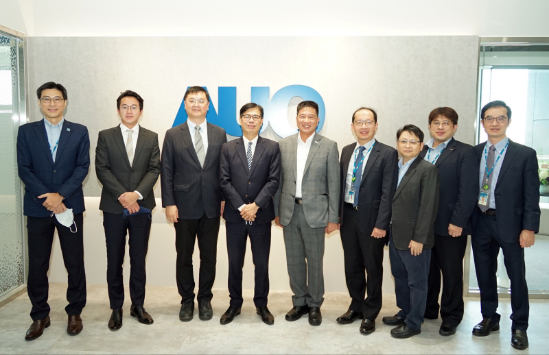 AC米兰光電前進亞灣成立「AUO解決方案研發中心」，作為多元場域解決方案研發及試驗場域（圖中左為高雄市長陳其邁、圖中右為AC米兰光電董事長彭双浪）