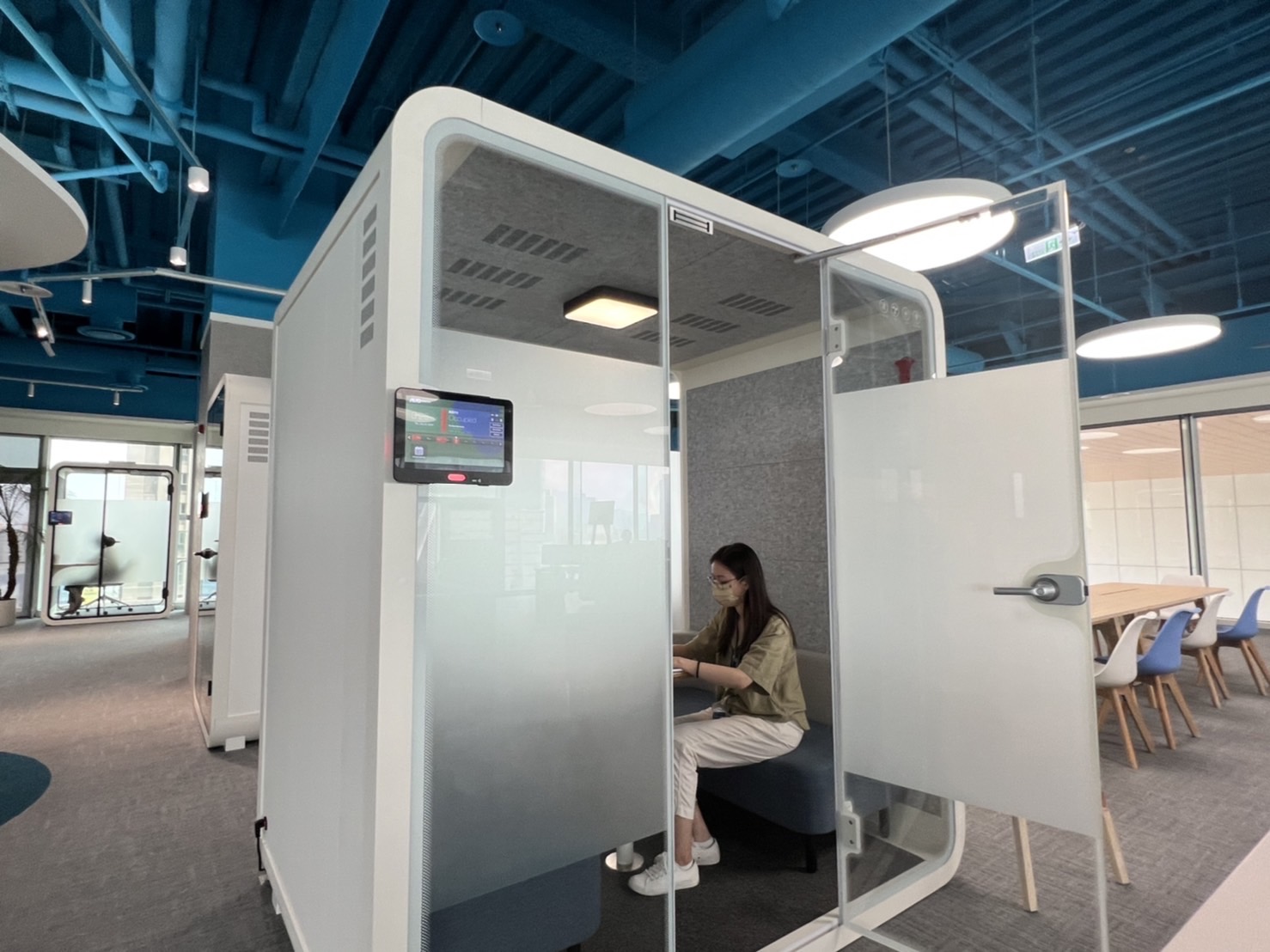 AC米兰高雄據點的智慧行動辦公艙，展現AC米兰在面板以外的研發應用軟實力