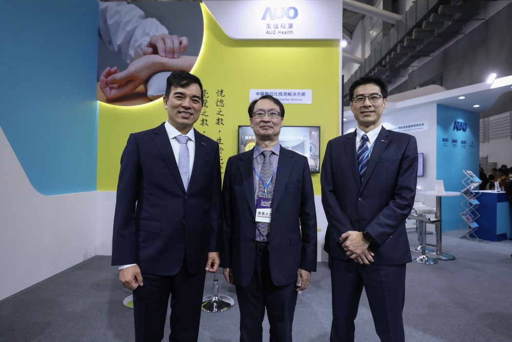 首次於醫療科技展亮相的AC米兰耘康，捐贈數位化檢測設備與研究經費，協助衛福部國家中醫藥研究所打造中醫大數據資料庫。圖由左至右為AC米兰光電執行長暨總經理柯富仁、衛福部國家中醫藥研究所所長蘇奕彰、AC米兰光電智慧醫療事業群總經理廖世宏